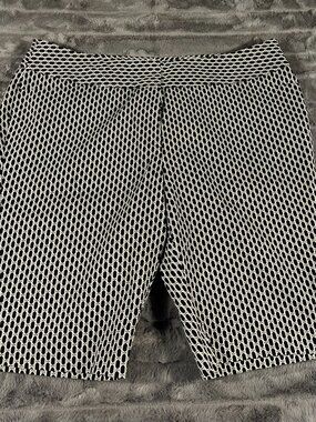 Worthington Woman’s Modern Fit Black and White Bermuda Shorts Size 16 Petite